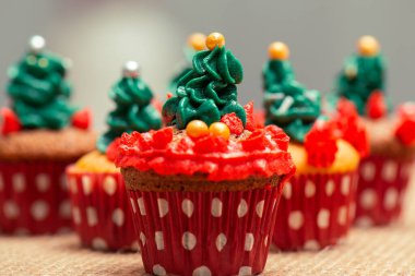 Noel süslemeli mini kekler tereyağlı kremalı ve şekerli.