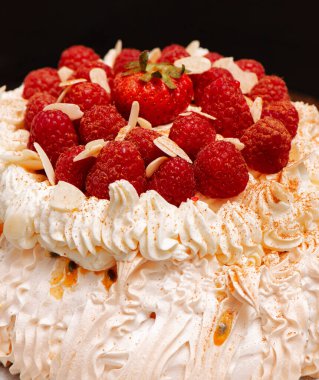 Avustralya 'da ahududulu, çilekli, çarkıfelek meyveli ve kepekli bademli, tatlı aromalı pavlova keki..