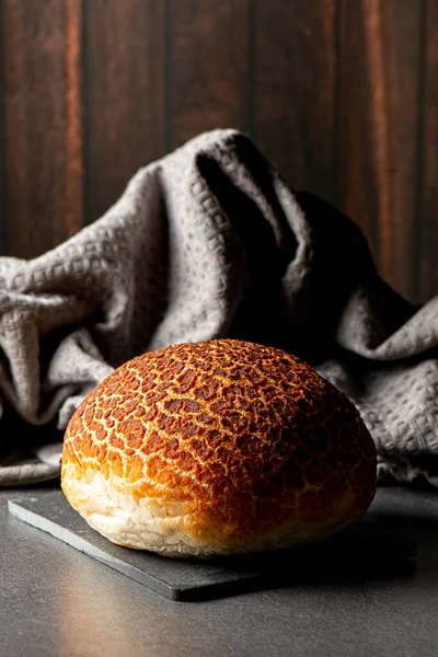 Свежеиспечённый Рулет Тигрового Хлеба Известный Dutch Crunch — стоковое фото