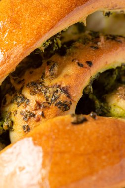 Parçalanmış fetta ile kıvrılmış yeşil ıspanak..