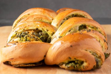 Parçalanmış fetta ile kıvrılmış yeşil ıspanak..