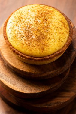 Hindistan cevizi serpiştirilmiş enfes taze kremalı tart.