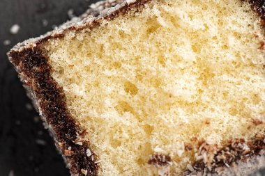 Lezzetli bir lamington, sünger keki, çikolata sosu ve parçalanmış hindistan cevizi.