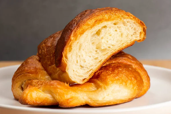 Foto Detalhada Close Croissant Liso Fresco Cozido Forno Croissant Escamoso — Fotografia de Stock