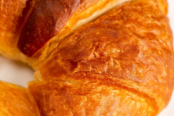 Foto Detalhada Close Croissant Liso Fresco Cozido Forno Croissant Escamoso — Fotografia de Stock