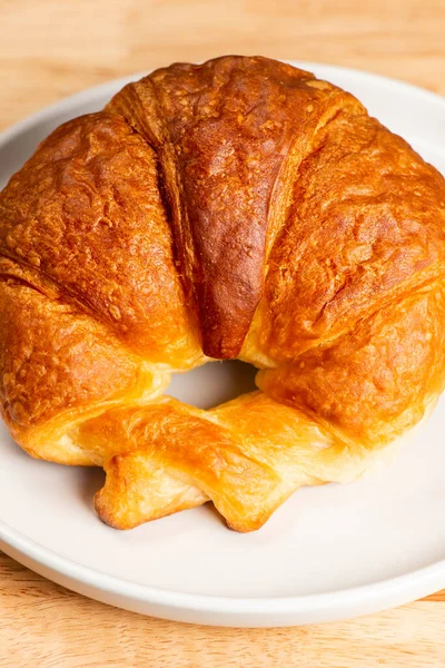 Részletes Közelkép Egy Frissen Sült Sima Vajas Pelyhes Croissant — Stock Fotó