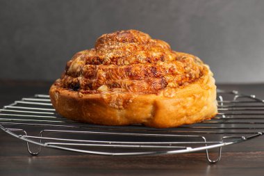 Erimiş peynirli ve Vegemite peynirli büyük baharatlı parşömen.