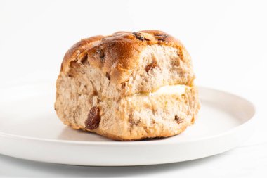 Kuru üzümlü taze Paskalya haçı çörekleri.