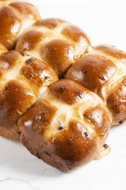 Kuru üzümlü taze Paskalya haçı çörekleri.