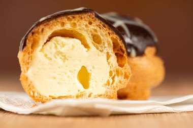 Profiterol aynı zamanda kremalı pasta olarak da bilinir, çikolata kaplı ve muhallebi ile dolu..