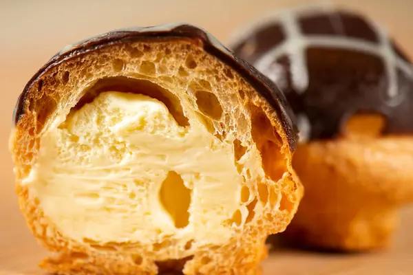 Profiterole Auch Als Windbeutel Bekannt Mit Schokolade Belegt Und Mit — Stockfoto