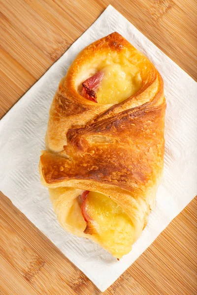 Presunto Salgado Recém Assado Croissant Queijo — Fotografia de Stock