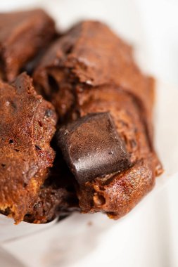 Beyaz arka planda taze pişmiş ekstra büyük çikolatalı kek..