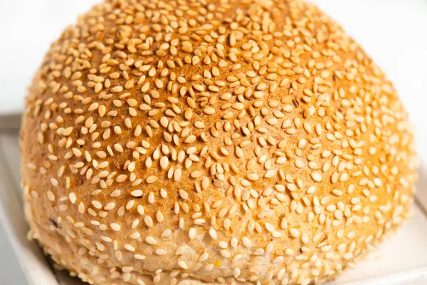 Свежеиспечённый Хлеб Цельной Муки Кунжутом — стоковое фото