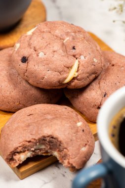 Taze pişmiş çilek ve beyaz çikolatalı kurabiyeler, kızılcık, çilek, ahududu ve yabanmersini..