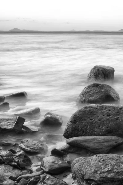 Rocce e acqua - Bianco e nero — Foto Stock