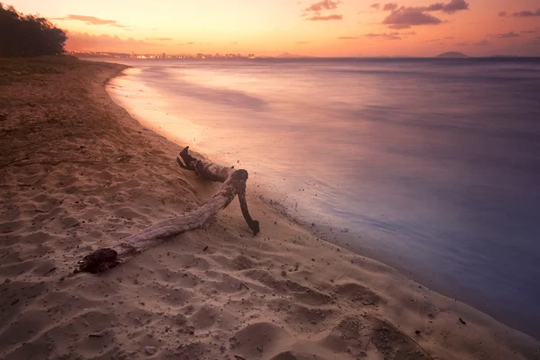 Atardecer en la playa . — Foto de Stock