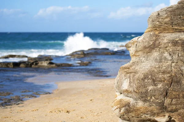 Rock face en la playa . — Foto de Stock