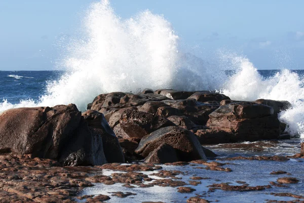 Rosto de rocha na praia . — Fotografia de Stock
