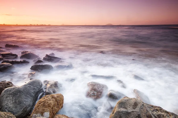 Eftermiddag solnedgang på stranden . - Stock-foto