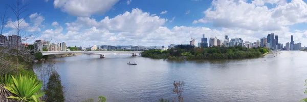 Brisbane, Australia - 26th September, 2014: View from Kangaroo point in Brisbane where tourists visit to see the city and families bbq. — Stock Photo, Image