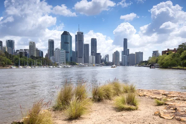 Brisbane, Australia - 26th September, 2014: View from Kangaroo point in Brisbane where tourists visit to see the city and families bbq.  — 图库照片