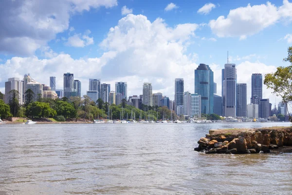 Brisbane, Australia - 26th September, 2014: View from Kangaroo point in Brisbane where tourists visit to see the city and families bbq.  — Zdjęcie stockowe