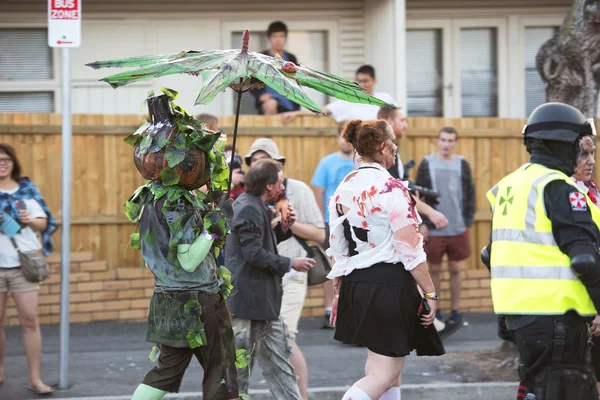 Brisbane, Queensland, Australia - 5 ottobre 2014: passeggiata annuale degli zombie della fondazione cerebrale 5 ottobre 2014 a West end, Brisbane, Australia . — Foto Stock