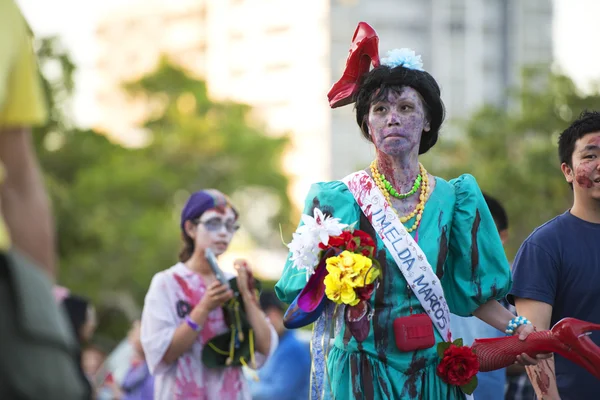 Brisbane, Queensland, Australia - 5 ottobre 2014: passeggiata annuale degli zombie della fondazione cerebrale 5 ottobre 2014 a West end, Brisbane, Australia . — Foto Stock