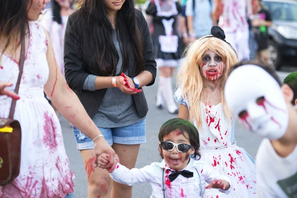 Brisbane, Queensland, Australia - 5 ottobre 2014: passeggiata annuale degli zombie della fondazione cerebrale 5 ottobre 2014 a West end, Brisbane, Australia . — Foto Stock