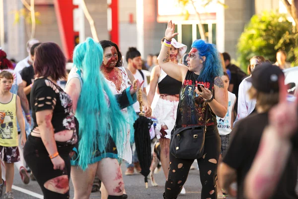 Brisbane, Queensland, Australia - 5 ottobre 2014: passeggiata annuale degli zombie della fondazione cerebrale 5 ottobre 2014 a West end, Brisbane, Australia . — Foto Stock