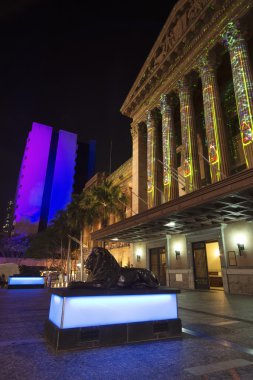 Brisbane, Avustralya - 25 Ekim 2014: Renk City, Brisbane şehrinde görsel ışık görüntü için G20 Zirvesi Öncesi Yükselmekte. 2014 G-20 Brisbane, Avustralya yapılacak.