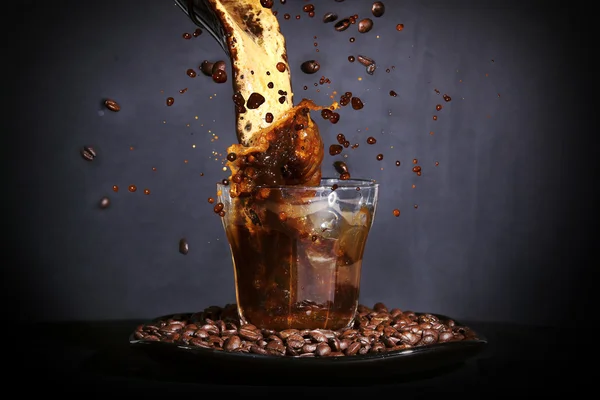 コーヒーのスプラッシュ。グラスに注がれるコーヒー. — ストック写真