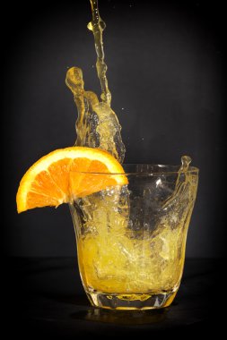 Meşrubat cam üzerine sıçramasına portakal aromalı.