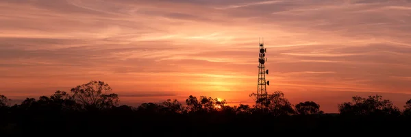 Torre radio con cielo - Panoramica — Foto Stock