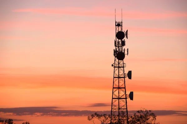 Radiosände står hög med himmel bakgrund. — Stockfoto