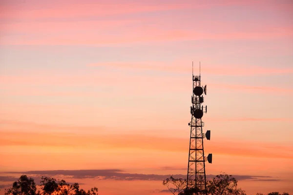 Ραδιο πύργος με φόντο του ουρανού. — Φωτογραφία Αρχείου