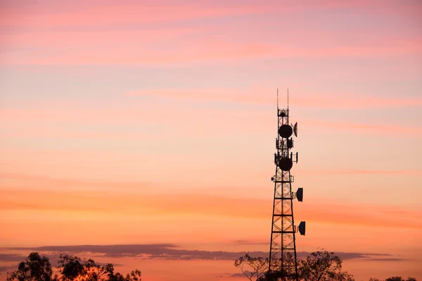 Torre de radio con fondo de cielo . — Foto de Stock