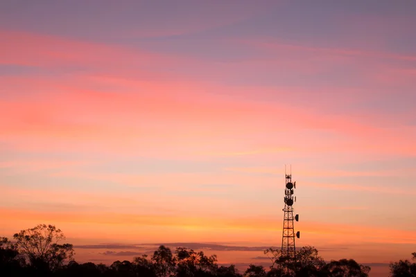 Torre radio con sfondo cielo . — Foto Stock