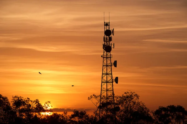 Torre de radio con fondo de cielo . — Foto de Stock