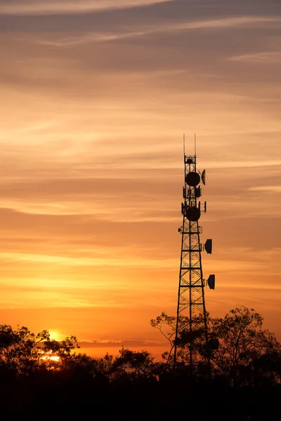 Torre de rádio com fundo céu . — Fotografia de Stock