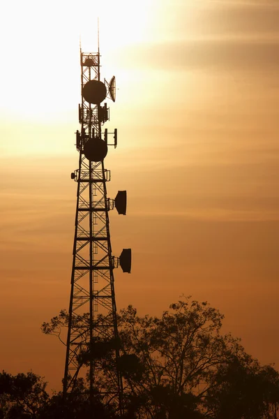 Torre de radio con fondo de cielo . — Foto de Stock