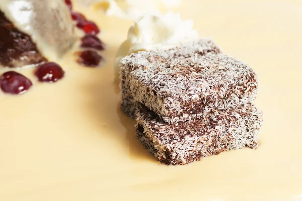 Lamingtons in custard — Stock Photo, Image