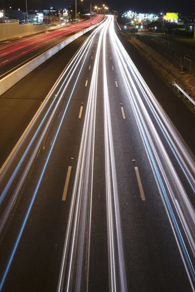 布里斯班，澳大利亚-2014 年 11 月 12 日: 立交桥俯瞰太平洋高速公路-M1 与汽车行驶在 2014 年 11 月 12 日晚上. — 图库照片