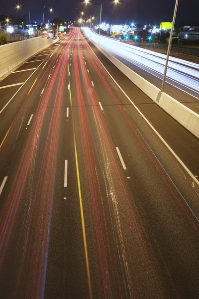布里斯班，澳大利亚-2014 年 11 月 12 日: 立交桥俯瞰太平洋高速公路-M1 与汽车行驶在 2014 年 11 月 12 日晚上. — 图库照片