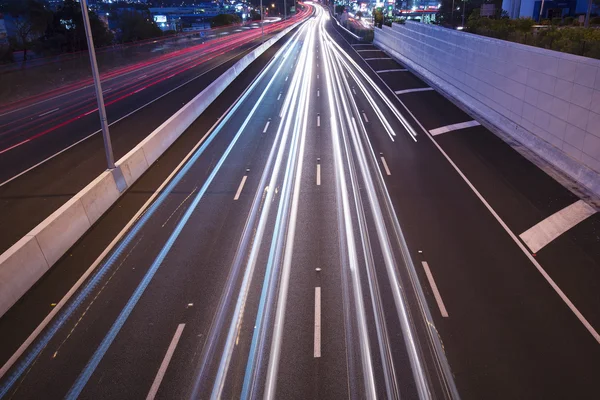 Brisbane, Australien - 12 November, 2014: Överfart mot motorvägen Pacific - M1 med bilar reser på natten den 12 November, 2014. — Stockfoto