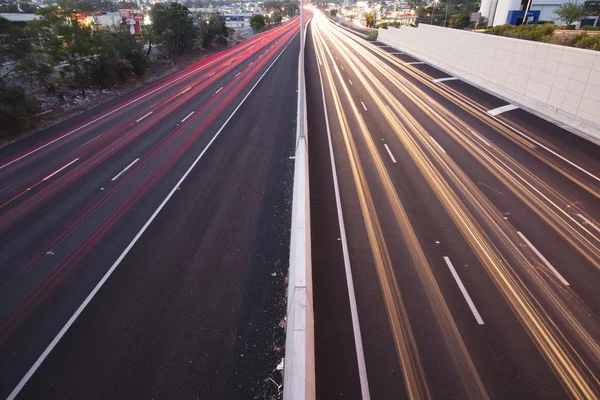 Brisbane, Austrália - 12 de novembro de 2014: Overpass com vista para a Auto-estrada do Pacífico - M1 com carros que viajam à noite em 12 de novembro de 2014 . — Fotografia de Stock