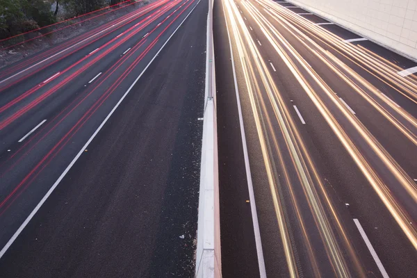 Brisbane, Austrália - 12 de novembro de 2014: Overpass com vista para a Auto-estrada do Pacífico - M1 com carros que viajam à noite em 12 de novembro de 2014 . — Fotografia de Stock