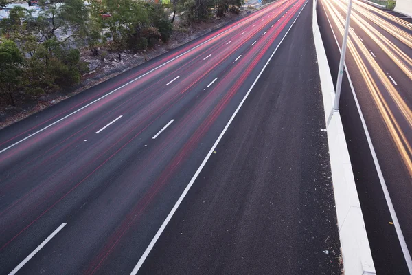 Brisbane, Austrália - 12 de novembro de 2014: Overpass com vista para a Auto-estrada do Pacífico - M1 com carros que viajam à noite em 12 de novembro de 2014 . — Fotografia de Stock