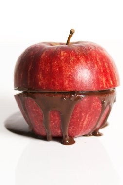 Koyu çikolata akan out ile elma.